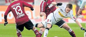 Der Sturz von Nürnberg. Patrick Herrmann (mit Ball) war noch Gladbachs Bester. Foto: dpa