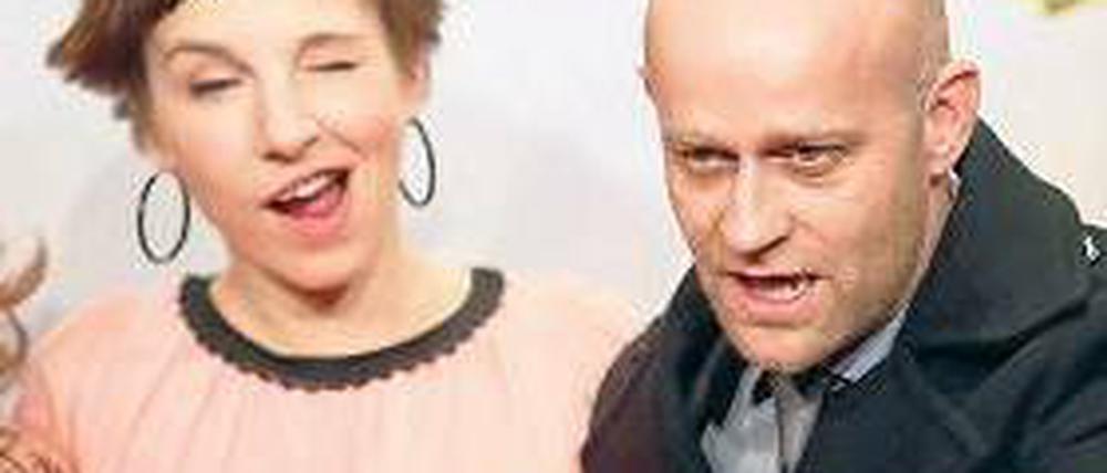 Zu viele Drinks? Meret Becker und Jürgen Vogel alberten bei der Premiere des Films „Die Quellen des Lebens“ herum. Foto: dpa