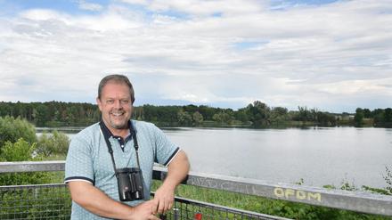 Frank Sieste, ehrenamtlicher Vogelschützer beim NABU, vor dem Flughafensee.