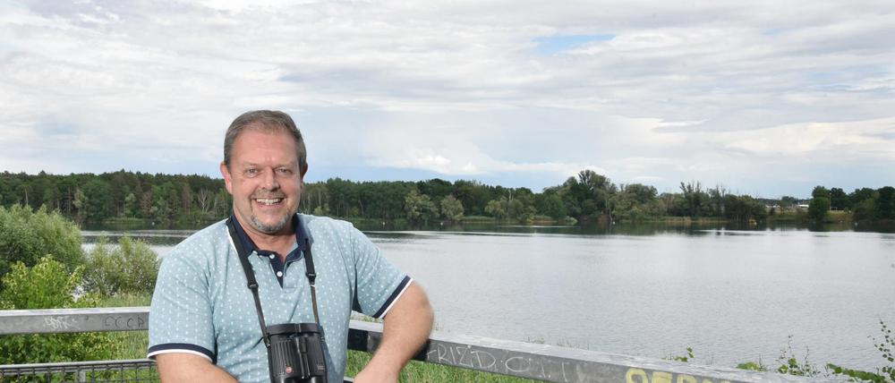 Frank Sieste, ehrenamtlicher Vogelschützer beim NABU, vor dem Flughafensee.
