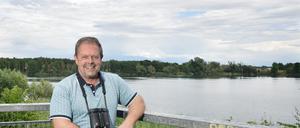 Frank Sieste, ehrenamtlicher Vogelschützer beim NABU, vor dem Flughafensee.