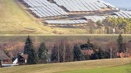 Gute Geschäfte machen die cleveren Bayern unter anderem mit Photovoltaik. Im Bild das Solarkraftwerk an der Südseite des rekultivierten Müllberges in Atzenhof bei Fürth, der heute als „Solarberg“ bekannt ist. 
