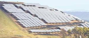 Gute Geschäfte machen die cleveren Bayern unter anderem mit Photovoltaik. Im Bild das Solarkraftwerk an der Südseite des rekultivierten Müllberges in Atzenhof bei Fürth, der heute als „Solarberg“ bekannt ist. 