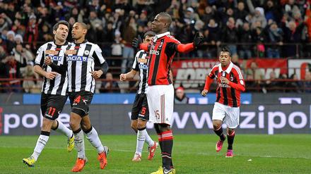 Seht her, da bin ich wieder. Mario Balotelli feiert bei seinem Debüt für Milan. 