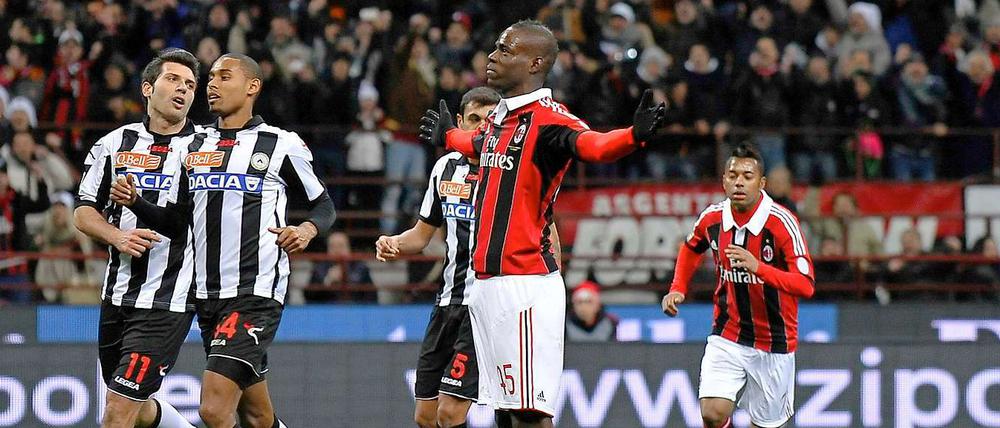 Seht her, da bin ich wieder. Mario Balotelli feiert bei seinem Debüt für Milan. 
