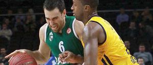 In Bedrängnis brachten die Basketballer von Alba Berlin (hier Jekel Forest (r.) gegen Marko Popovic) ihre litauischen Gegner nur selten.