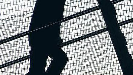 Bewegung hilft. Wer Treppen steigt, verbessert die Durchblutung der Beine.