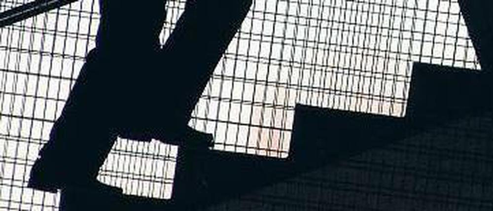 Bewegung hilft. Wer Treppen steigt, verbessert die Durchblutung der Beine.