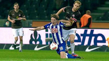 Peter Niemeyer (v., hier im Zweikampf mit dem früheren Herthaner Florian Kringe) bestreitet viele Zweikämpfe - da gibt's schon mal was auf die Zehen.