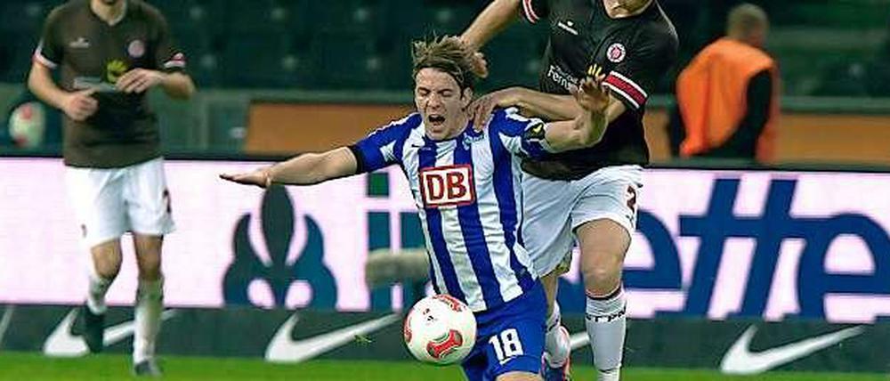 Peter Niemeyer (v., hier im Zweikampf mit dem früheren Herthaner Florian Kringe) bestreitet viele Zweikämpfe - da gibt's schon mal was auf die Zehen.