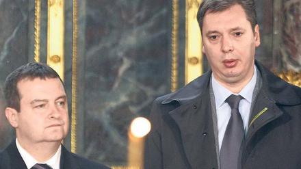 Gemeinsame Anliegen. Premierminister Ivica Dacic (l.) und sein Stellvertreter Aleksandar Vucic (r.) bei einer Gedenkveranstaltung für serbische Kriegsopfer. Foto: dpa
