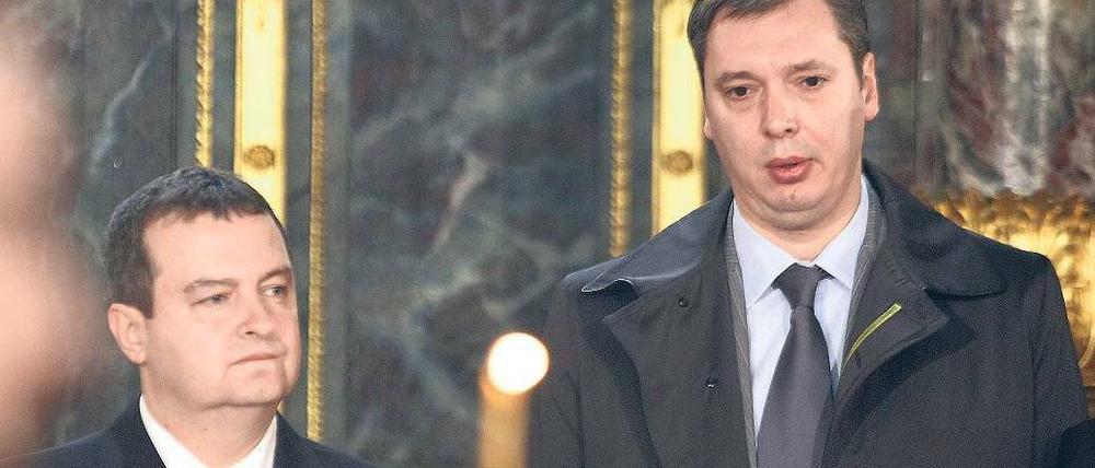 Gemeinsame Anliegen. Premierminister Ivica Dacic (l.) und sein Stellvertreter Aleksandar Vucic (r.) bei einer Gedenkveranstaltung für serbische Kriegsopfer. Foto: dpa