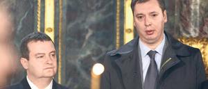 Gemeinsame Anliegen. Premierminister Ivica Dacic (l.) und sein Stellvertreter Aleksandar Vucic (r.) bei einer Gedenkveranstaltung für serbische Kriegsopfer. Foto: dpa