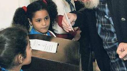 Ob sie ihn kennen? Castro trat am Sonntag erstmals seit langem öffentlich auf. Foto: AFP