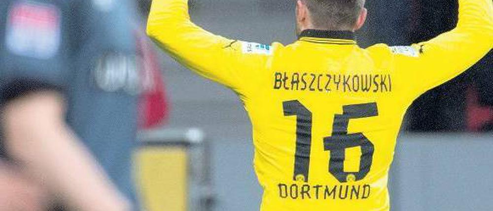 Freudlos und freudvoll. Während sich Leverkusens Torhüter Bernd Leno (l.) ärgert, jubelt Jakub Blaszczykowski über seinen Elfmetertreffer zum 0:2. Foto: dpa
