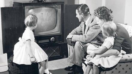 In seinen ersten Jahren sendete das Fernsehen nur wenige Stunden am Tag, heute gibt es Programm rund um die Uhr.