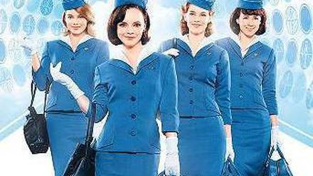 Hilfe, der Hüftgürtel drückt. Maggie (Christina Ricci, vorne) und Kolleginnen in ihren „Pan Am“-Uniformen. Foto: Sixx