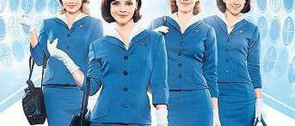 Hilfe, der Hüftgürtel drückt. Maggie (Christina Ricci, vorne) und Kolleginnen in ihren „Pan Am“-Uniformen. Foto: Sixx