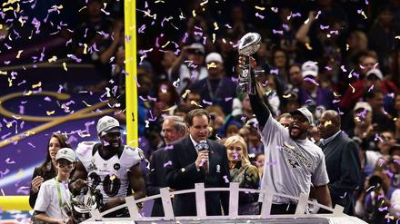 Superstar Ray Lewis (r.) beendet seine Karriere mit einem zweiten Titelgewinn. Mit den Baltimore Ravens gewinnt er den 47. Super Bowl 34:31 gegen die San Francisco 49ers.