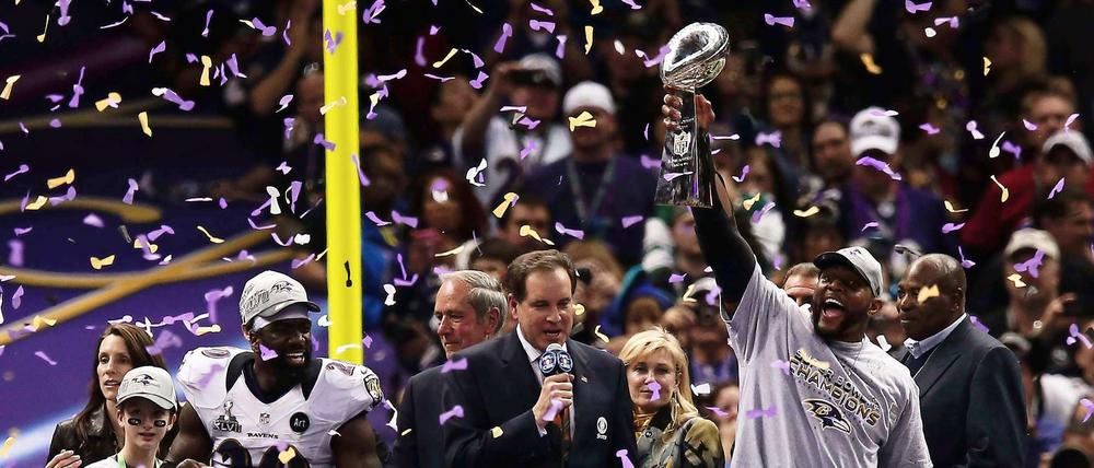 Superstar Ray Lewis (r.) beendet seine Karriere mit einem zweiten Titelgewinn. Mit den Baltimore Ravens gewinnt er den 47. Super Bowl 34:31 gegen die San Francisco 49ers.