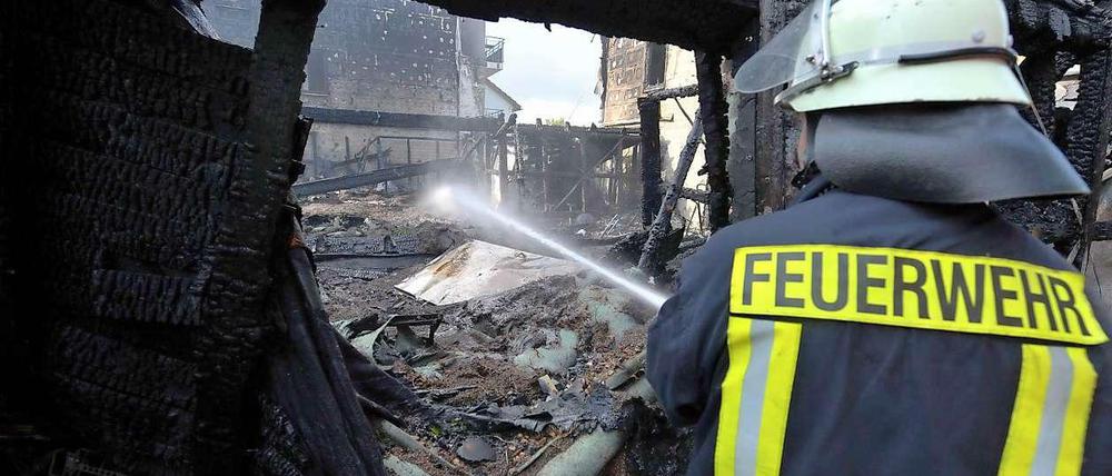 Ein verheerendes Feuer. 2011 zündeten Brandstifter in Delmenhorst ein Häuschen für Müllcontainer an, die Flammen griffen dann auf eine gedämmte Hausfassade über.
