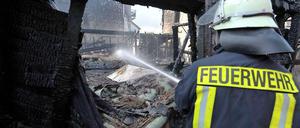 Ein verheerendes Feuer. 2011 zündeten Brandstifter in Delmenhorst ein Häuschen für Müllcontainer an, die Flammen griffen dann auf eine gedämmte Hausfassade über.