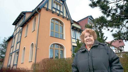 „Jugendheim Forsteck“. Ilse Fridrich steht vor ihrem ehemaligen Haus in Kühlungsborn (Mecklenburg-Vorpommern), das ihr vor 60 Jahren von den DDR-Behörden weggenommen wurde. 