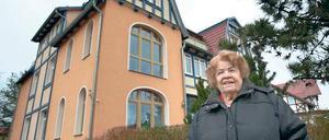 „Jugendheim Forsteck“. Ilse Fridrich steht vor ihrem ehemaligen Haus in Kühlungsborn (Mecklenburg-Vorpommern), das ihr vor 60 Jahren von den DDR-Behörden weggenommen wurde. 