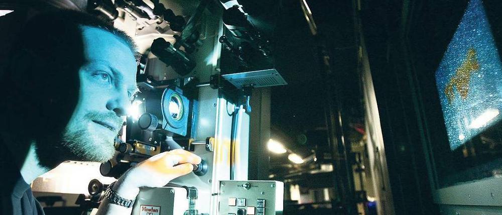 Digital ist besser. Aber auch ein Arbeitsplatzkiller. Weil Filme künftig aus zentralen Rechnerzentren in Kinosäle übertragen werden, bedarf es des Vorführers – hier im Berliner Cinestar-Kino – nicht mehr. Foto: Keystone