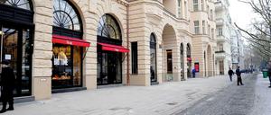 Heißes Pflaster. Der Gehweg vor dem Haus Cumberland befindet sich teilweise in Privatbesitz. Am Übergang zum öffentlichen - und unbeheizten Teil - befindet sich eine Rinne, damit das Tauwasser abläuft