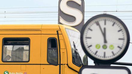 Zu gelb, um wahr zu sein. Solche S-Bahnen sind nicht in Sicht. Foto: ddp/Montage: Lobers