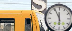 Zu gelb, um wahr zu sein. Solche S-Bahnen sind nicht in Sicht. Foto: ddp/Montage: Lobers