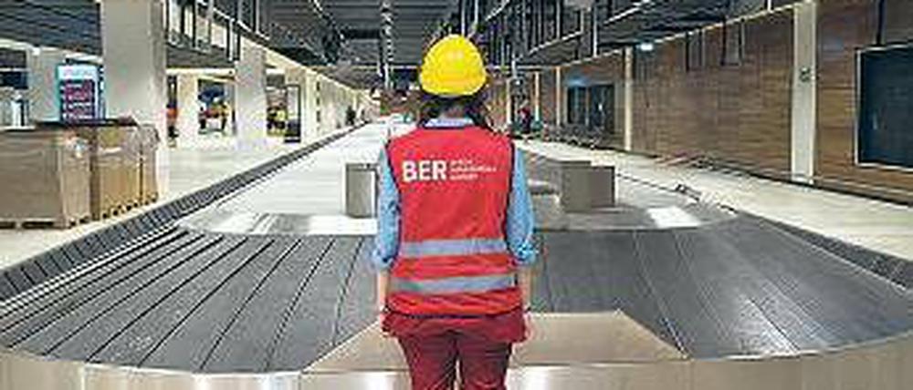 Bandarbeit. Die Flughafengesellschaft will die „gewonnene“ Zeit am BER für den Ausbau nutzen. Foto: dpa