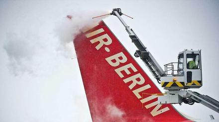 Eiszeit. Während Air Berlins Großaktionär Etihad weiter wächst, sollen sich Air Berlins Mitarbeiter nun in Verzicht üben.