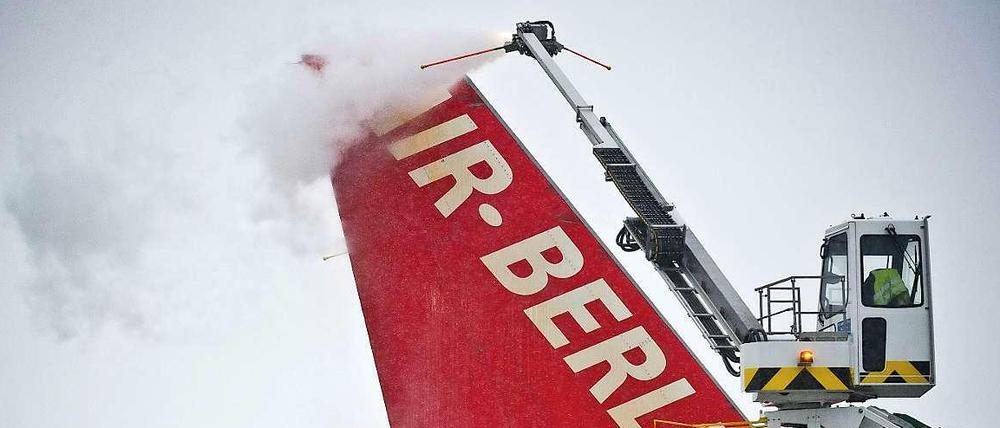 Eiszeit. Während Air Berlins Großaktionär Etihad weiter wächst, sollen sich Air Berlins Mitarbeiter nun in Verzicht üben.