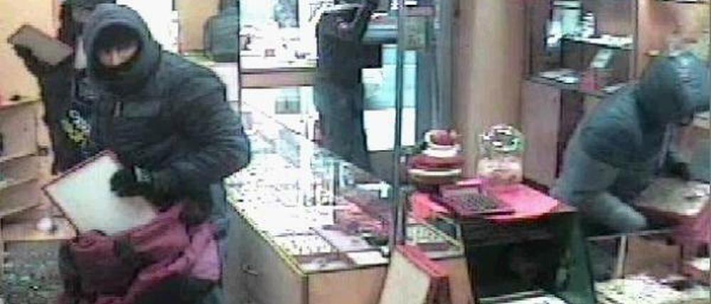 Ihre Beute packten die Täter in große Reisetaschen.