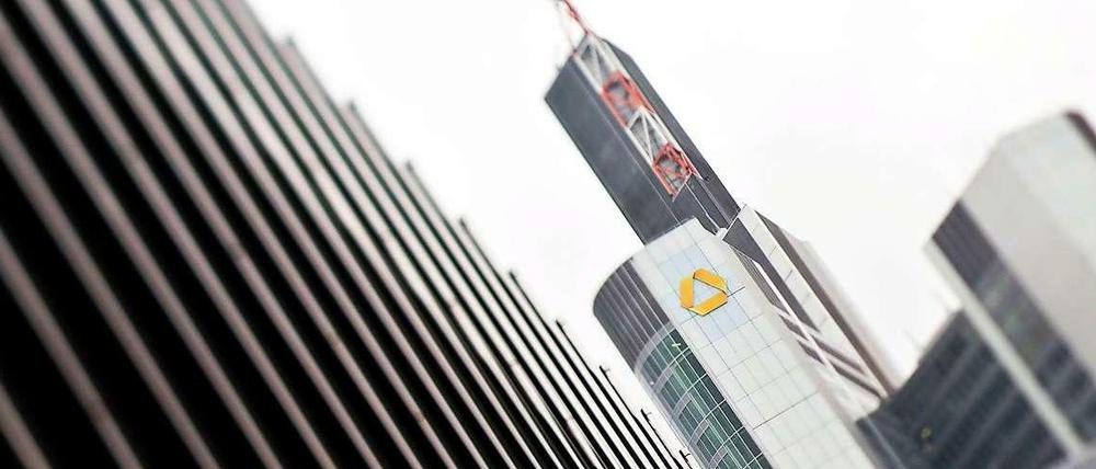 Hohe Abschreibungen belasten das Quartalsergebnis der Commerzbank.