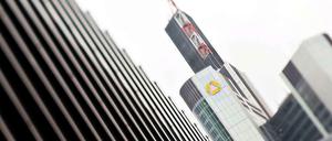 Hohe Abschreibungen belasten das Quartalsergebnis der Commerzbank.