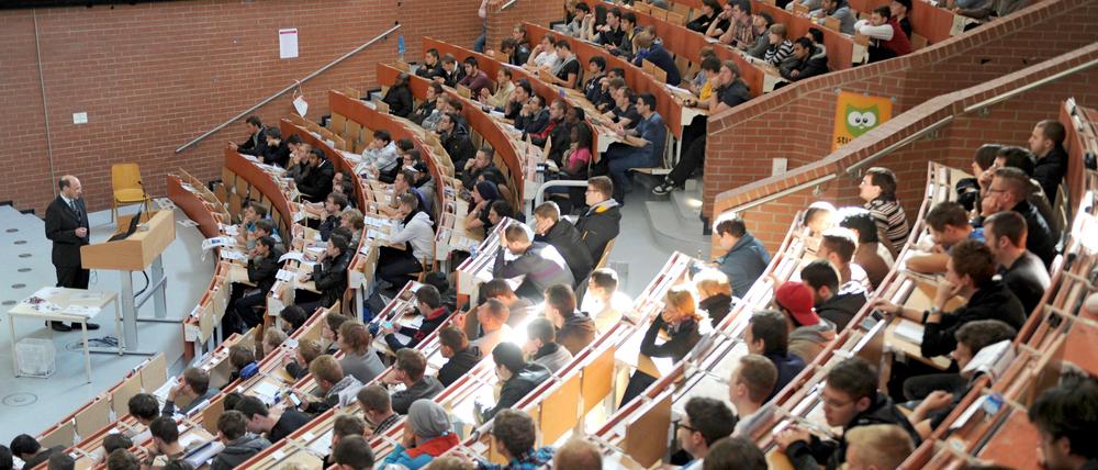 Sparmaßnahmen und doppelte Abiturjahrgänge: An vielen Unis sind die Hörsäle überfüllt.