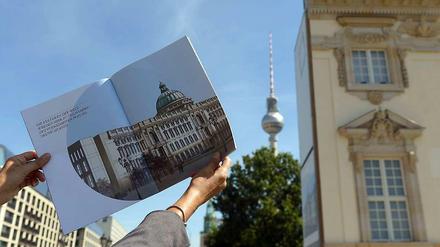 Hier kann man sie schon mal sehen: Die Musterfassade des Berliner Stadtschlosses.