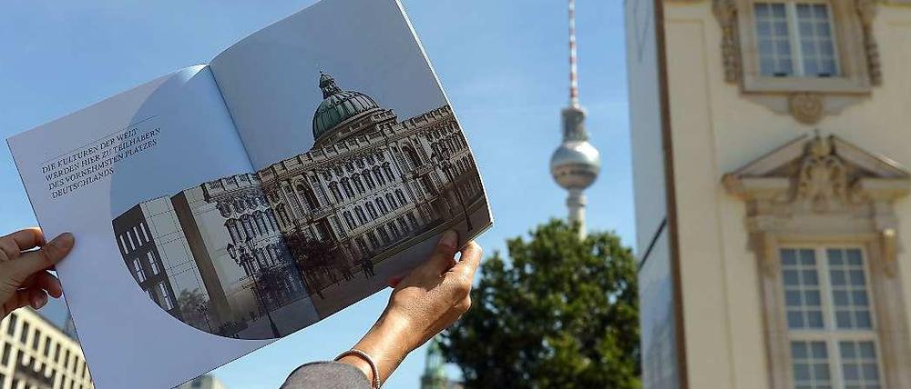 Hier kann man sie schon mal sehen: Die Musterfassade des Berliner Stadtschlosses.