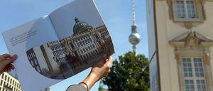 Hier kann man sie schon mal sehen: Die Musterfassade des Berliner Stadtschlosses.