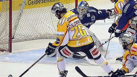 Da spielte er noch für die DEG. Ryan Caldwell (26) hat inzwischen die Seiten gewechselt und verteidigt nun bei den Eisbären.
