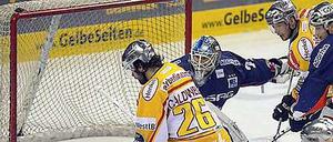 Da spielte er noch für die DEG. Ryan Caldwell (26) hat inzwischen die Seiten gewechselt und verteidigt nun bei den Eisbären.