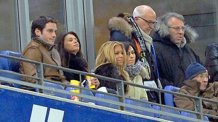 Abgetretene Vorzeigespielerfrau. Sylvie van der Vaart (Mitte).
