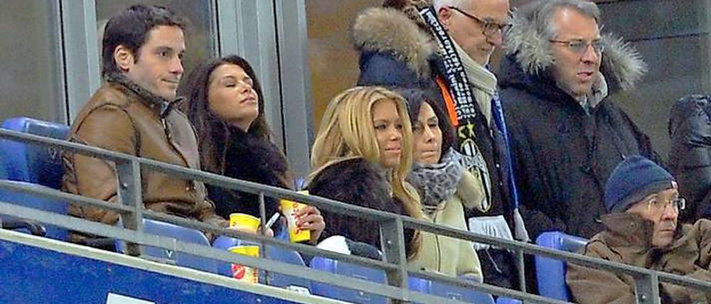Abgetretene Vorzeigespielerfrau. Sylvie van der Vaart (Mitte).