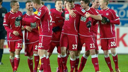 Jubel in der Pfalz: Kaiserslauterns Spieler bejubeln das 1:0 durch Markus Karl (M., Trikotnummer 37).