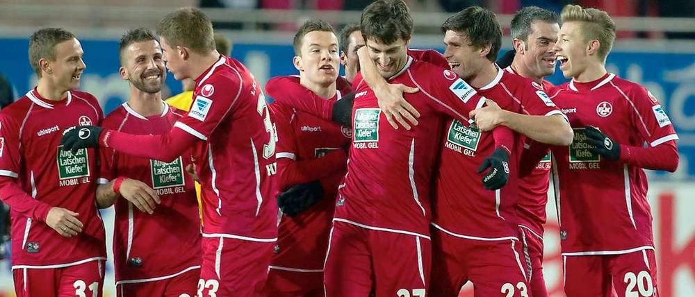 Jubel in der Pfalz: Kaiserslauterns Spieler bejubeln das 1:0 durch Markus Karl (M., Trikotnummer 37).