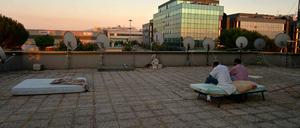 Umsonst und draußen. Auf der Dachterrasse des ehemaligen Universitätsgebäudes schlafen im Sommer viele Bewohner, um den beengten Verhältnissen zu entgehen.