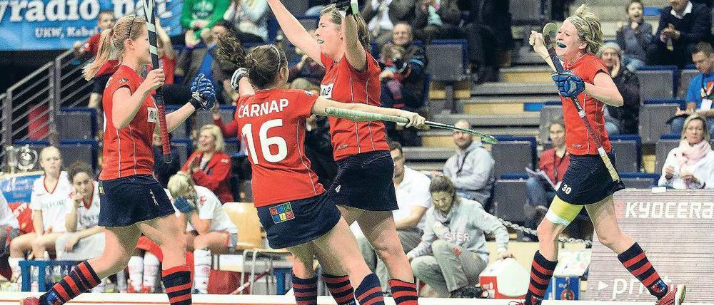 Zu Hause jubelt sich’s am schönsten. Natascha Keller (Mitte) lässt sich in der Max-Schmeling-Halle von ihren Mitspielerinnen beglückwünschen. Foto: Nordphoto